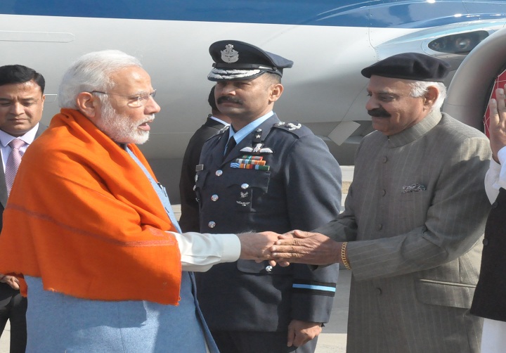  राजपाल, उद्योग मंत्री और डी.जी.पी. और  प्रशासन के आधिकारियों की तरफ से प्रधान मंत्री का आदमपुर हवाई अड्डे पर पहुँचने पर स्नेहपूर्ण सवागत