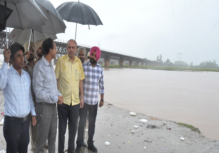  Jalandhar administration sounds alert to Army and BSF after excess water released from Ropar Headworks