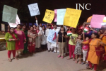 यूपी में बढती बलात्कार की घटनाओं को लेकर समाजवादी पार्टी की महिला विंग ने निकाला कैंडल मार्च